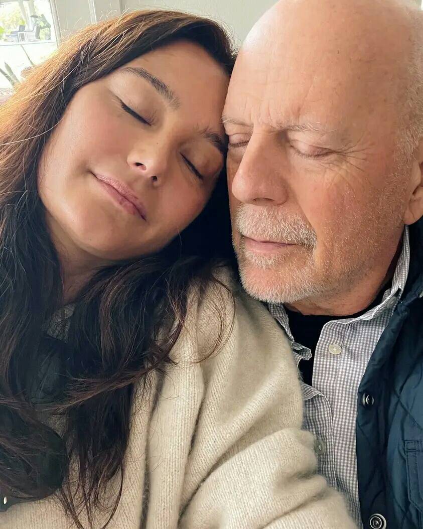“He Still Remembers Me”: The Wife Of Bruce Willis, Suffering From Dementia, Posted a Touching Photo With Her Husband!