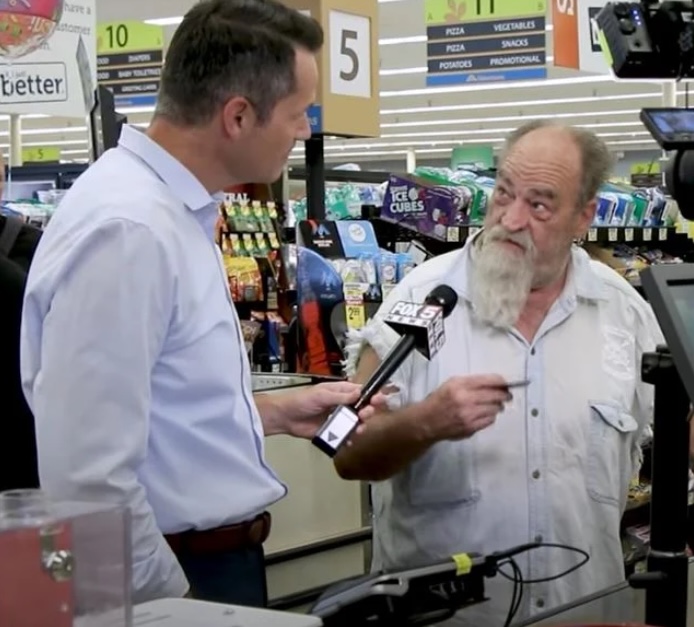 Veteran unable to pay for his groceries turns around to hear customer say “It’s our turn”