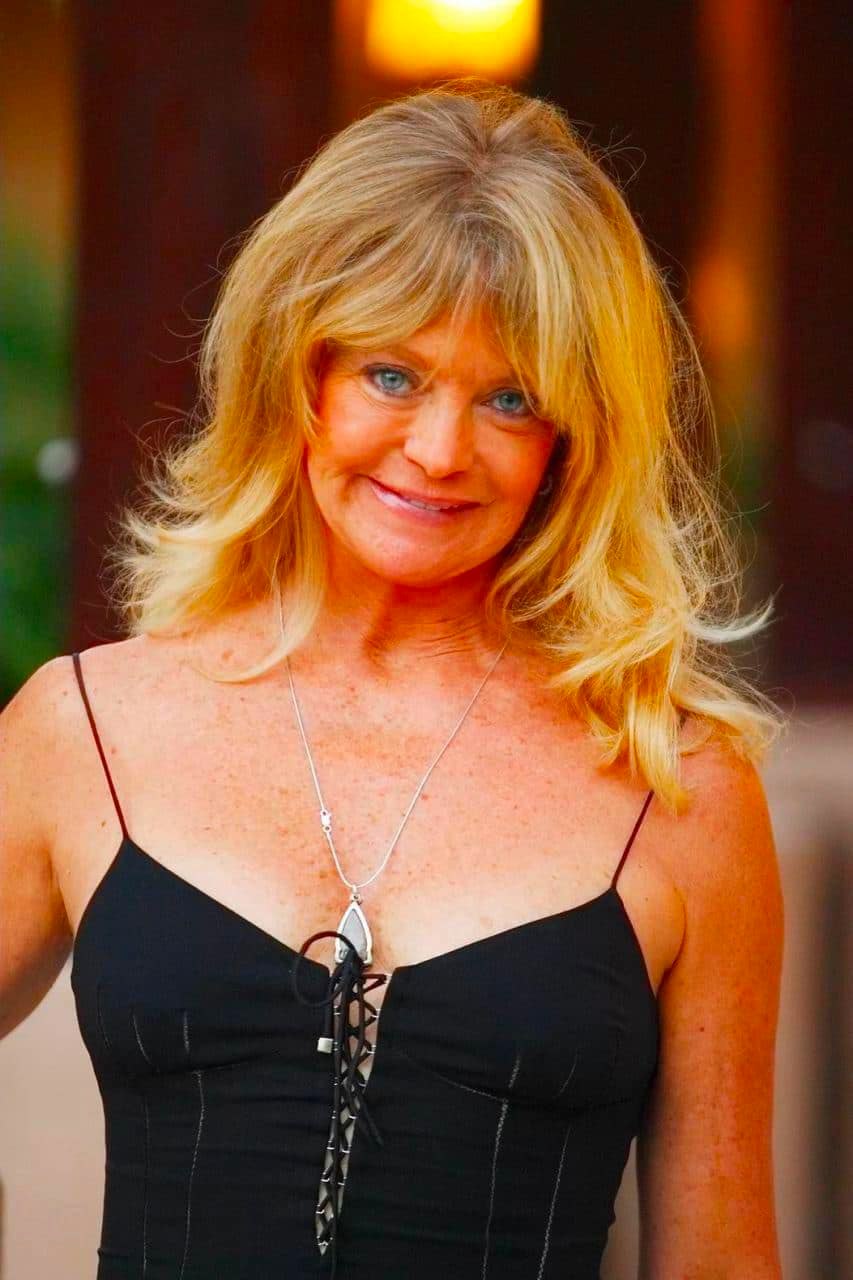 Orange peel skin and wrinkled knees!: 77-year-old Goldie Hawn’s half-naked body caused mixed reactions