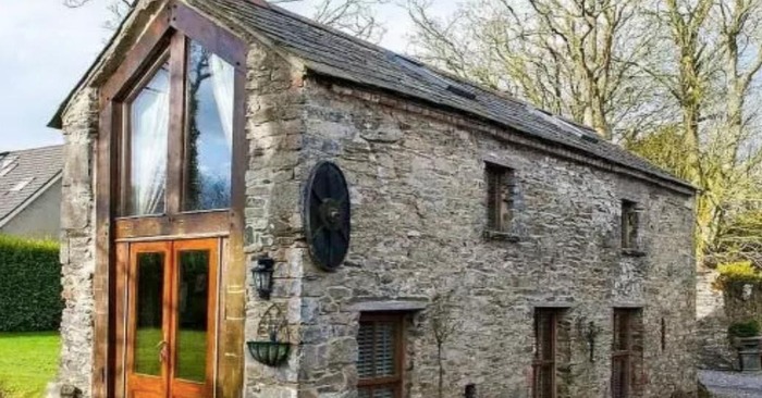 From a miserable barn into a cozy house!: The way this man transformed a barn blew up the Internet! He could turn an old barn into a luxurious house which now brings him money!