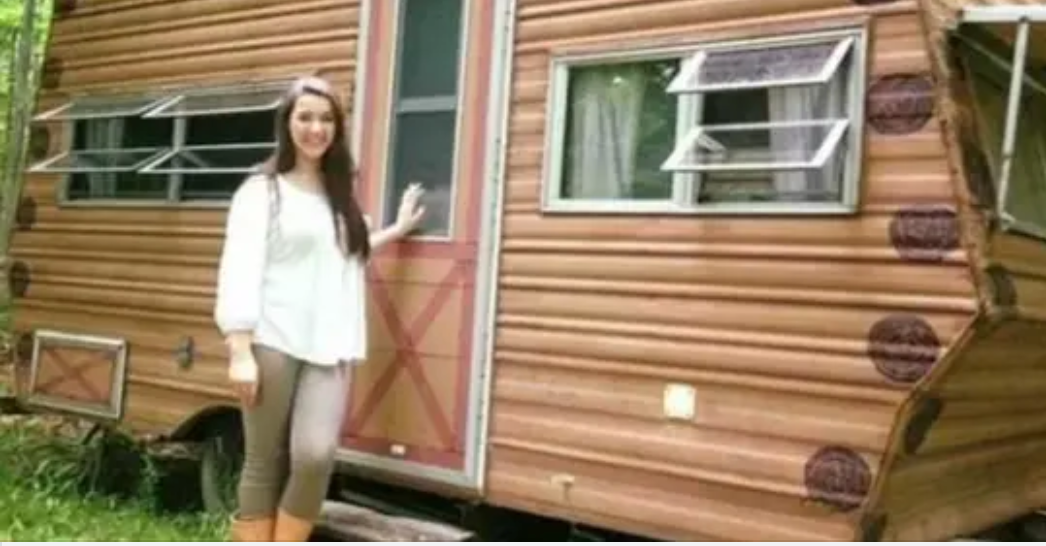 14-Yr-Old Buys Camper From 1974 and Renovates It, One Look Inside and I’m Speechless