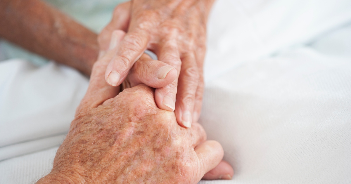 This 80-year-old man brings breakfast to his wife in her nursing home every day – your heart will melt when you find out why