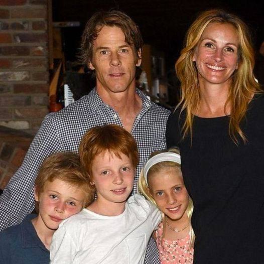 Despite Earning Millions, Julia Roberts Cooks 3 Meals Daily, Sews for Her 3 Kids & Cleans up the Kitchen