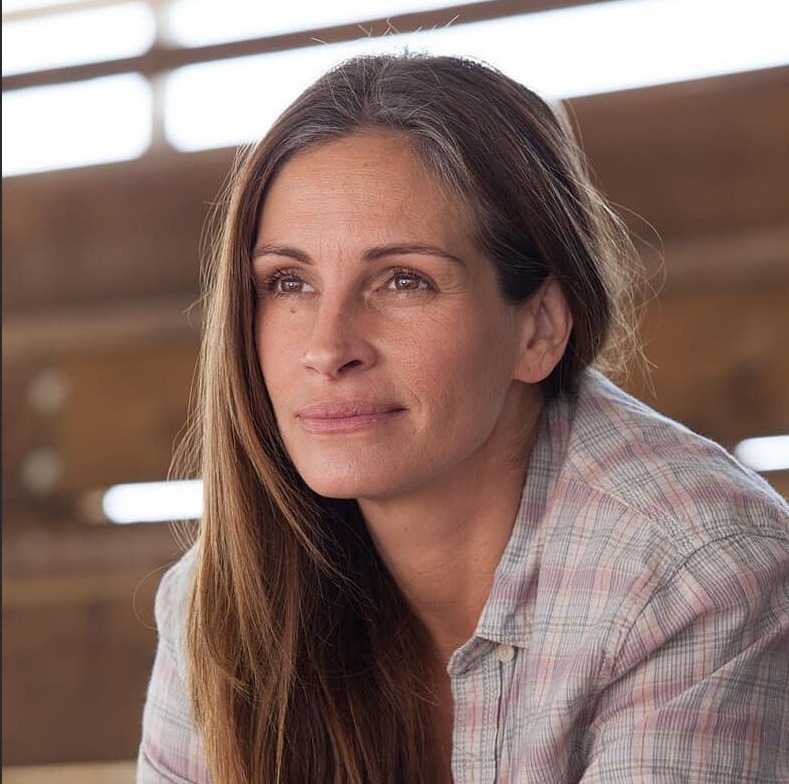 “Julia Roberts Stuns Fans with Natural Look”: No Makeup, Casual Clothes, and That Timeless Smile!