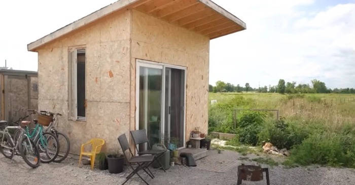 Woman divorces her husband, leaves everything behind and converts a miserable shed into her dream house