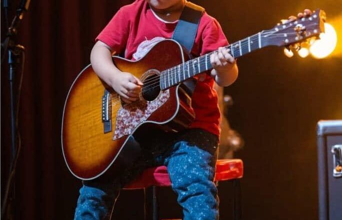 The First Grader Played On Stage and Was Well Received