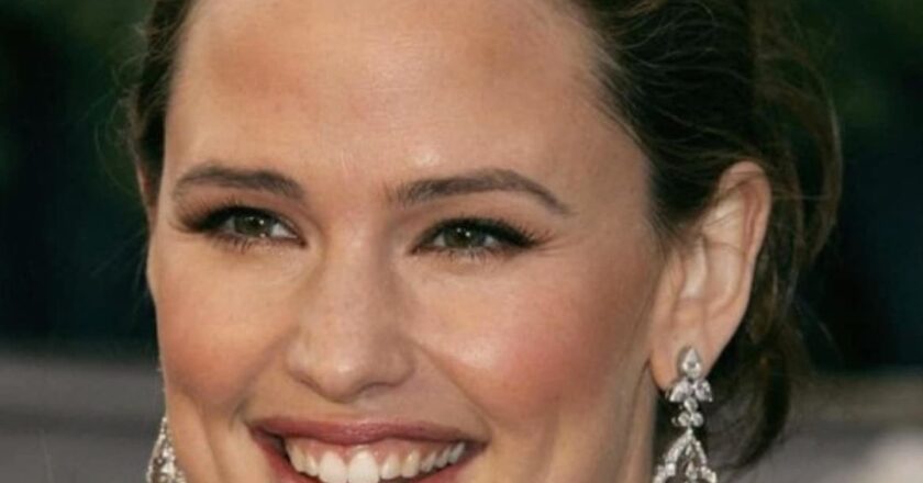 Jen Garner’s Stunning Transformation: Ex-wife Ben Affleck Radiates in Open-Shouldered Bridal Gown